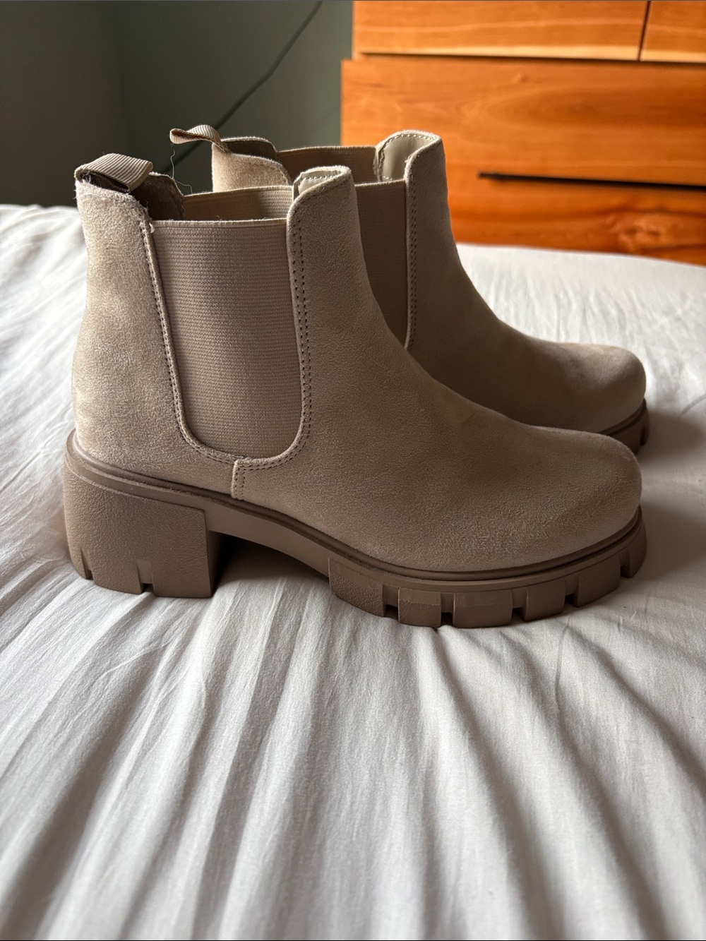 Women's Chunky Chelsea Boot in Taupe